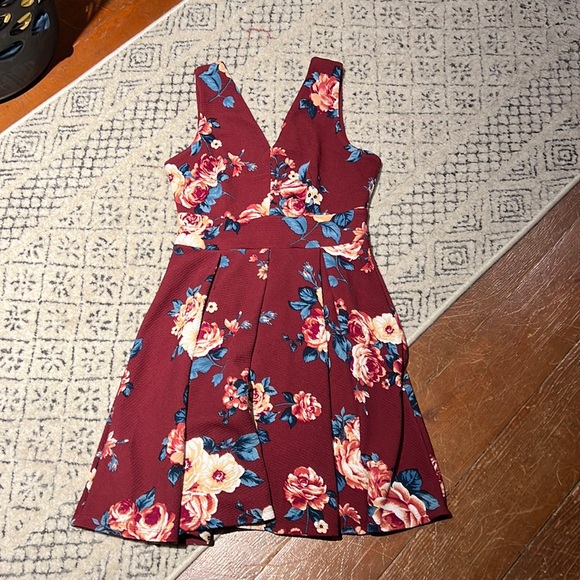 Haute Monde Dresses & Skirts - Burgundy floral dress